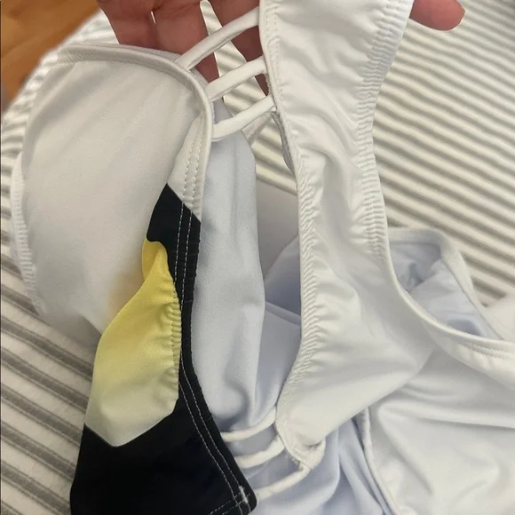 Kenny Flowers White and Black One Piece Swimsuit with Toucan Design sz small - Picture 5 of 5